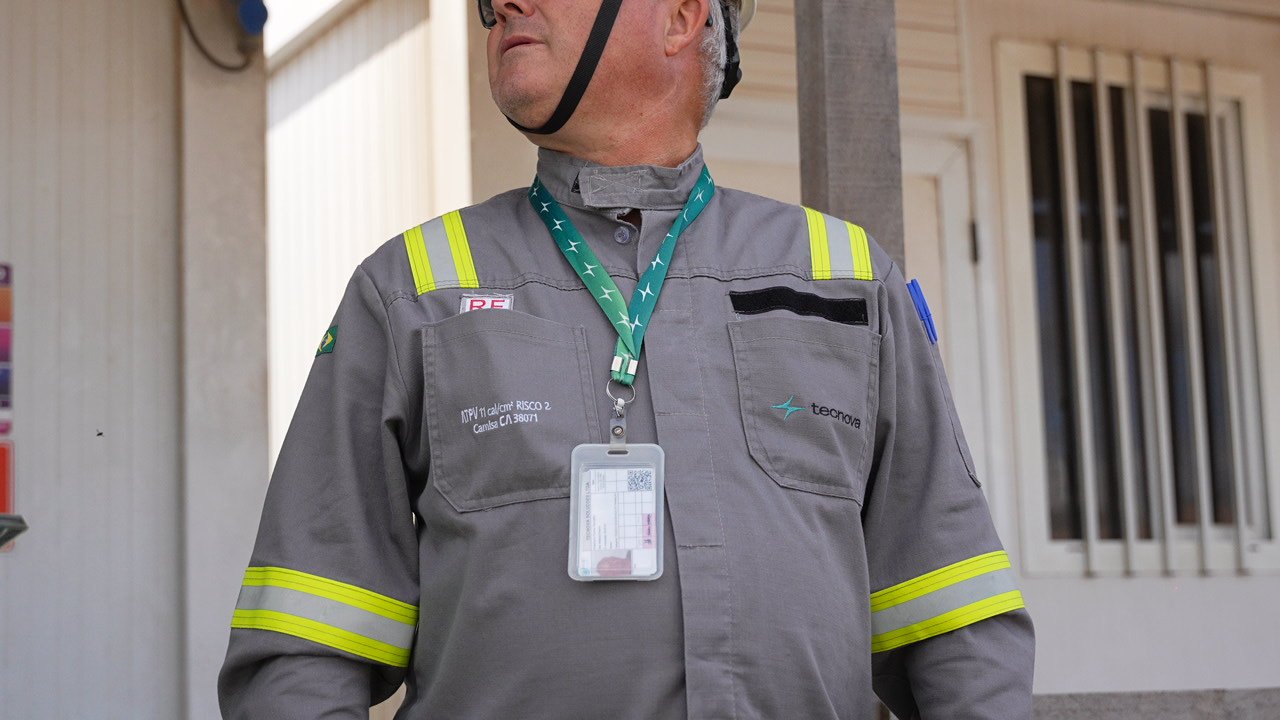 Profissional Tecnova com uniforme de segurança