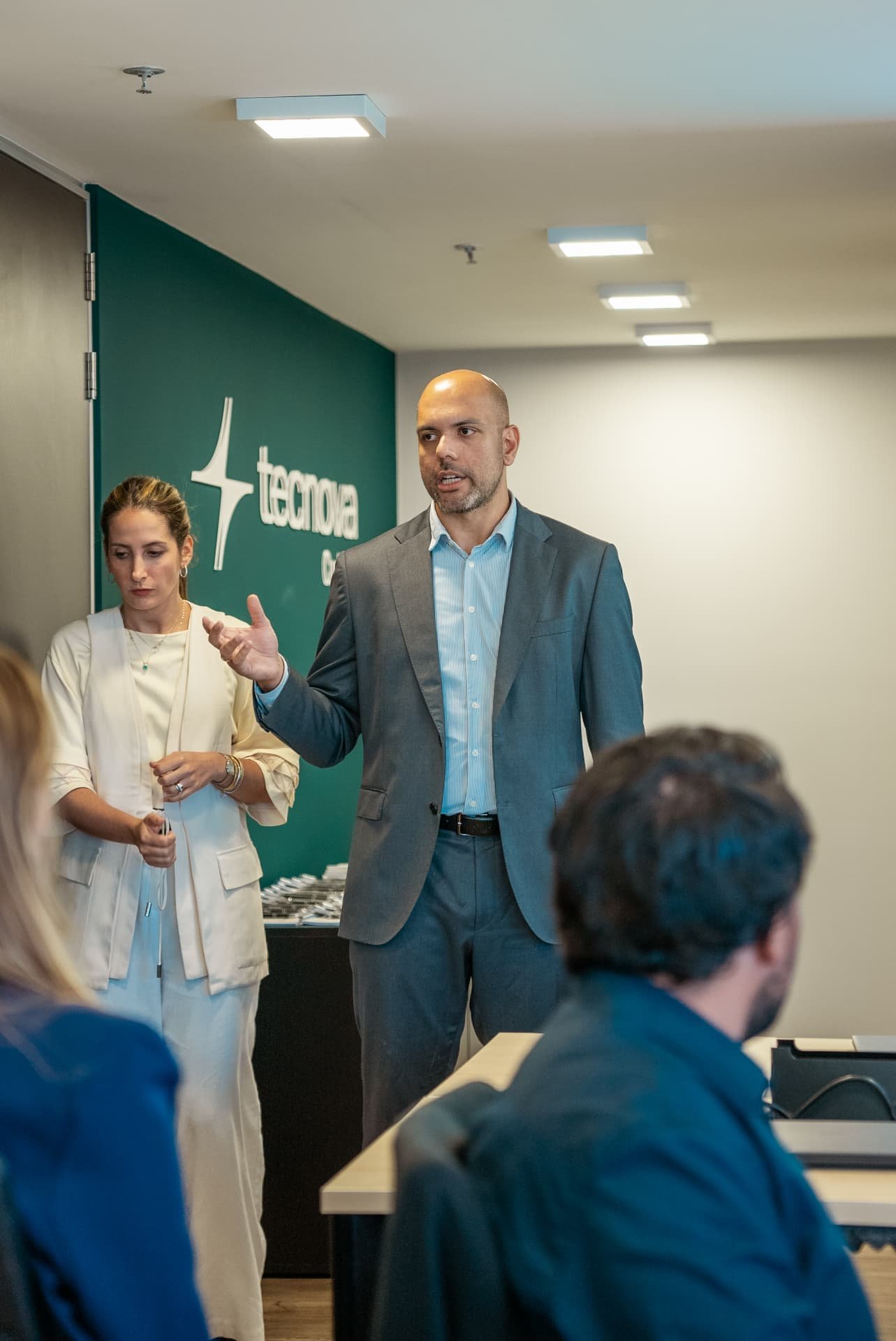 Profissional Tecnova apresentando um projeto