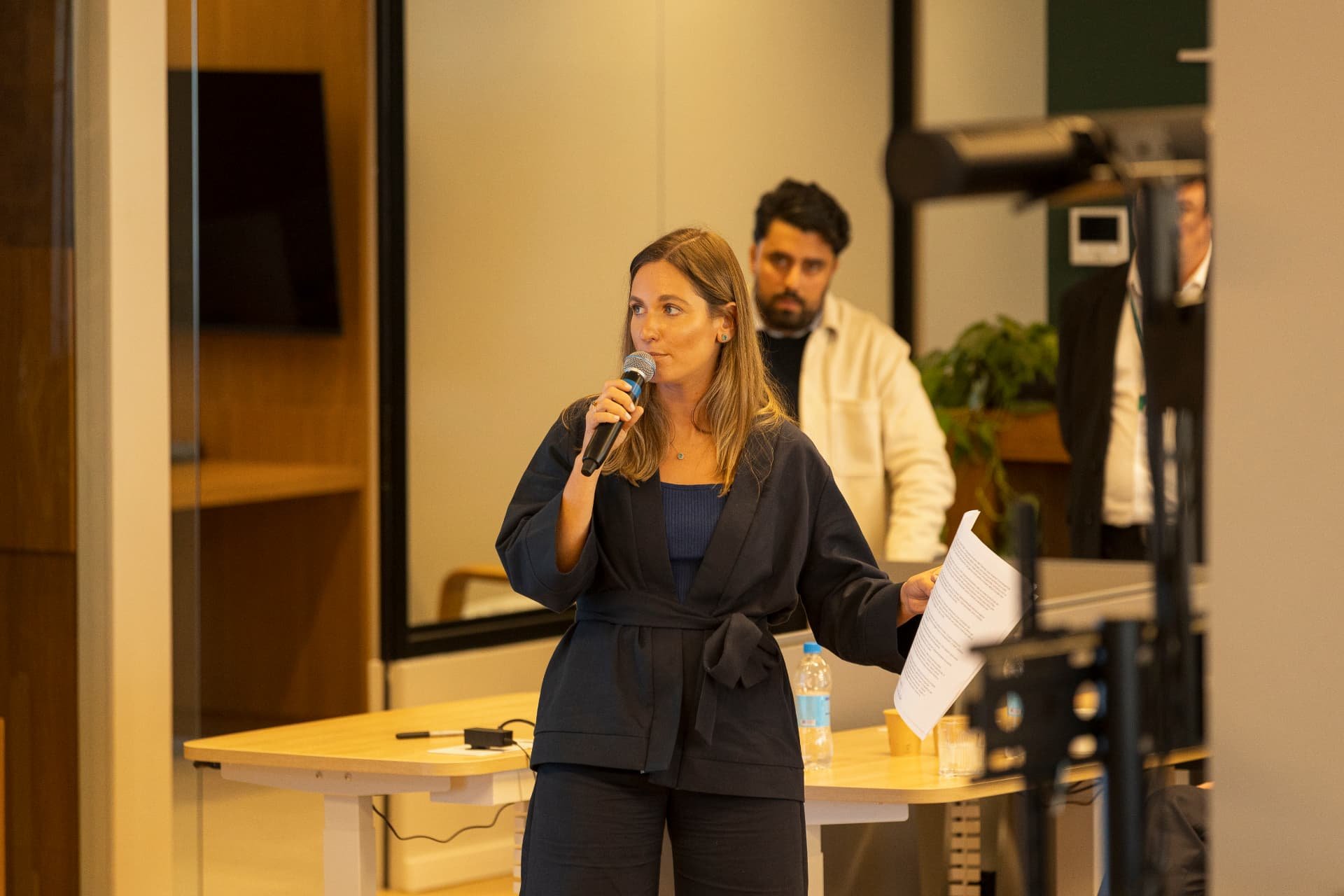 Profissional apresentando informações para sua equipe