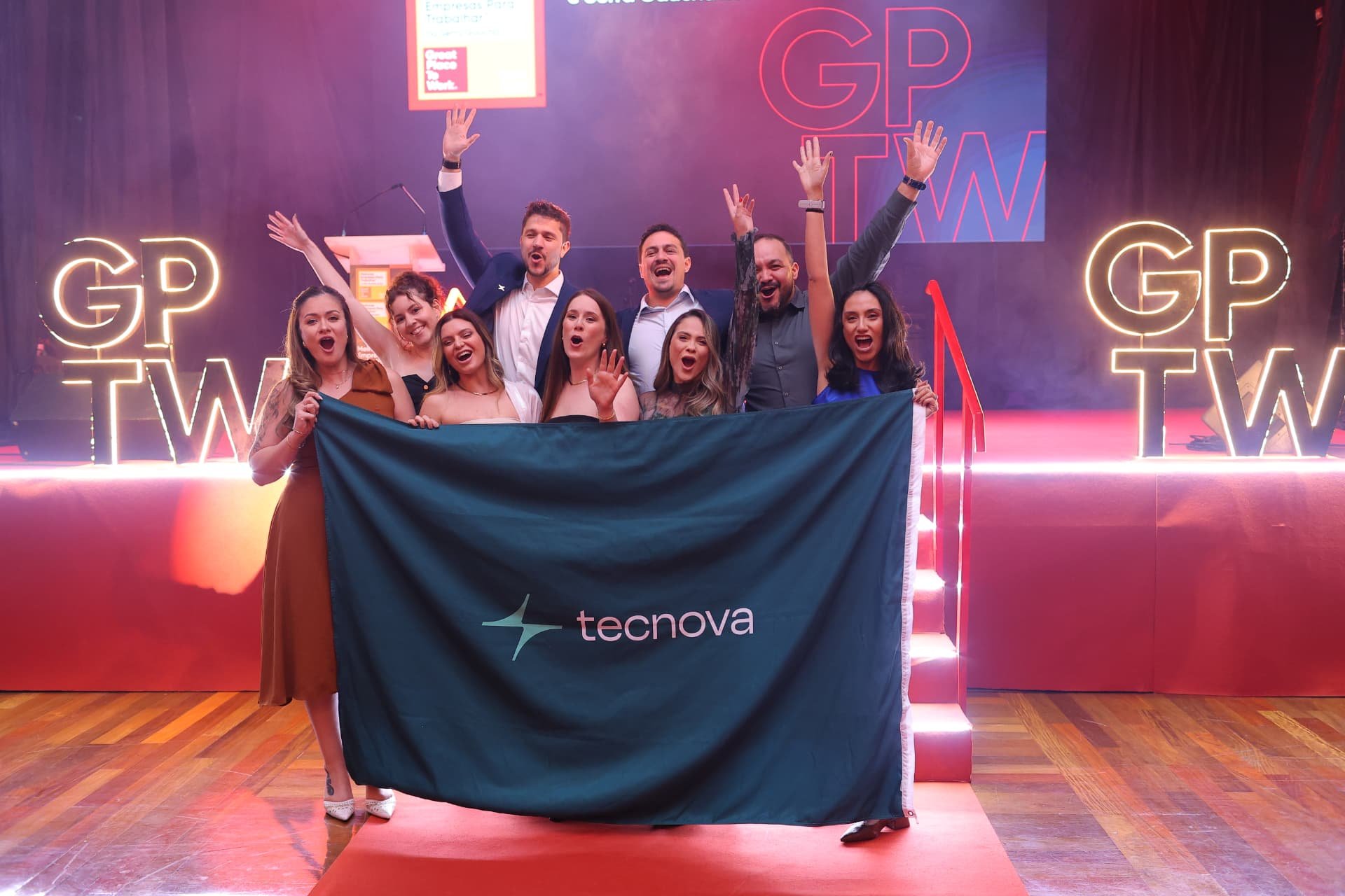 Equipe celebrando uma conquista